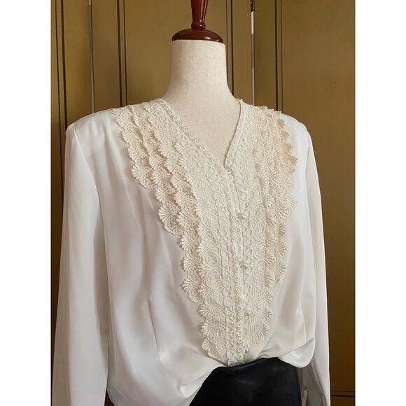 Vintage blouse with lace and pearls, size L - Picture 4 of 8